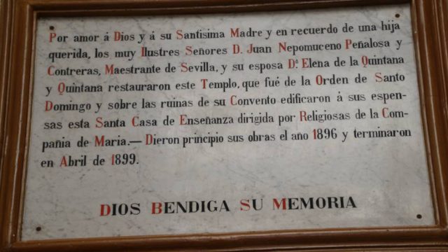 Placa situada en la entrada a la Portería del Colegio