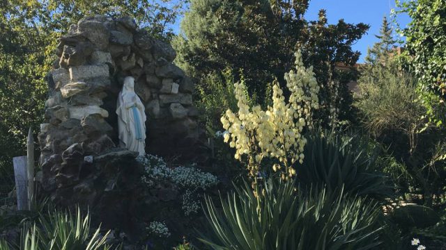 Vista de la gruta de la Virgen de Lourdes