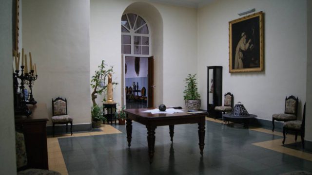 Entrada al Recibidor del Colegio.