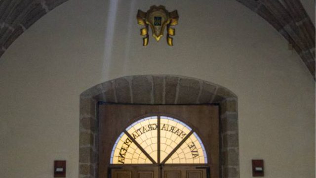 Vista interior de la puerta principal