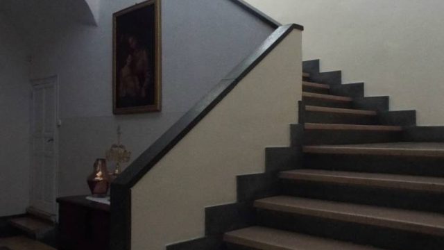 Subida al 2º piso del Colegio