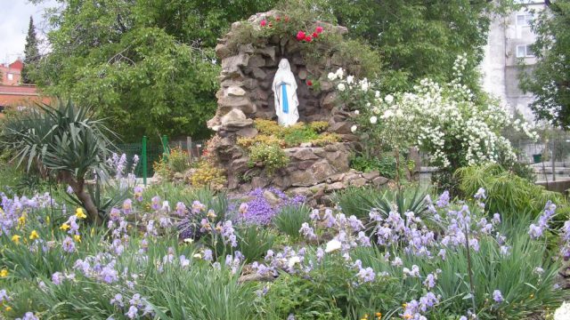 Gruta de Lourdes en Primavera