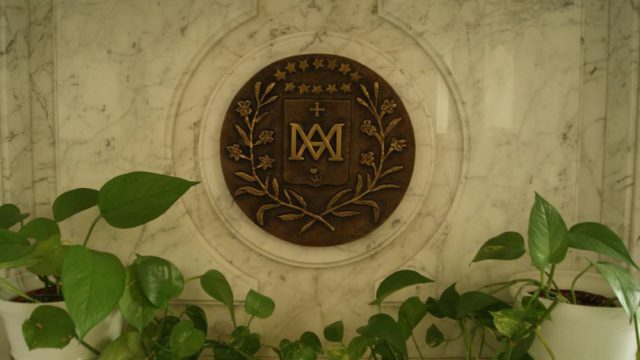 Detalle del altar de la Capilla. Escudo de la ONS