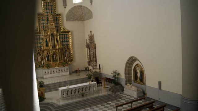 Vista del presbiterio desde una de las tribunas