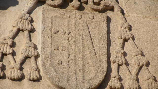 Escudo episcopal del Cardenal García de Loaysa en el exterior del muro