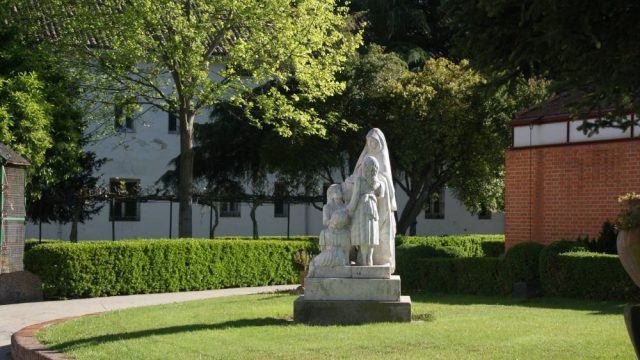 Vista del Monumento de Santa Juana de Lestonnac situado a la entrada del Colegio