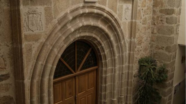 Puerta de entrada a la Iglesia