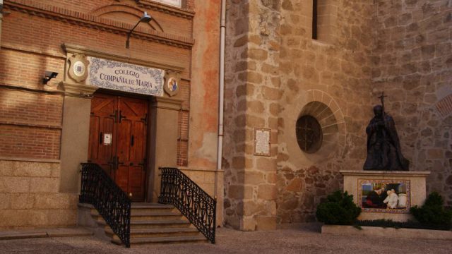 Entrada principal del Colegio. Patio de San Juan Pablo II