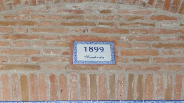 Detalle de los porches. Fecha de la fundación