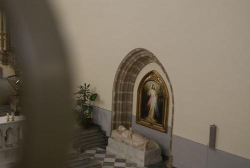 Cuadro de la Divina Misericordia visto desde una de las tribunas
